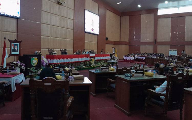 Aktivitas DPRD Palangka Raya saat bahas APBD (Foto: MARINI)