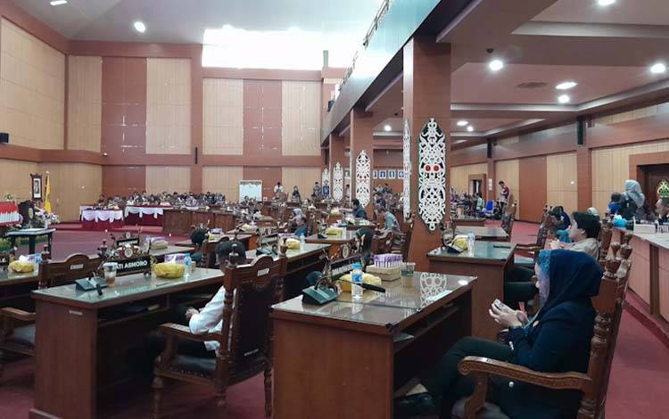 Aktivitas DPRD Palangka Raya saat rapat APBD (Foto: Marini)