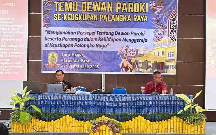 Uskup Keuskupan Palangka Raya, Mgr Aloysius M Sutrisnaatmaka, MSF membuka Temu Dewan Paroki yang berlangsung pada 4-7 September 2025 di Aula Magna, Palangka Raya. (FOTO: Istimewa)