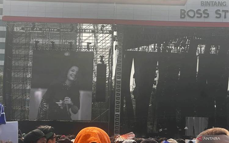 Bernadya Memikat Penonton Pestapora dengan Lagu-Lagu Hindia