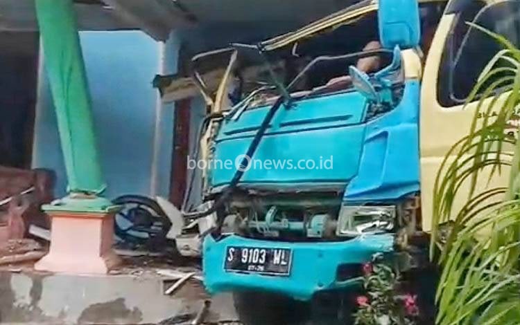 Truk Tabrak Rumah di Desa Unsum Barito Timur, Teras dan Dua Sepeda Motor Ikut Rusak Berat