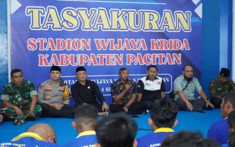 Bupati Pacitan Indrata Nur Bayuaji menghadiri tasyakuran penetapan nama Stadion dan GOR Pacitan di Kelurahan Sidoharjo, Pacitan, Jawa Timur, Jumat (5/9/2025). (Antara/HO - Prokopim Pacitan)
