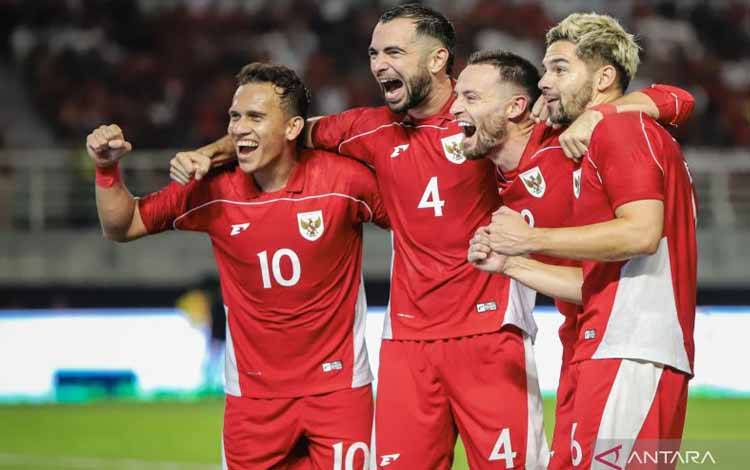 Pemain timnas Indonesia melakukan selebrasi gol dalam kemenangan 6-0 atas Taiwan pada laga FIFA Match Day di Stadion Gelora Bung Tomo (GBT), Surabaya, Jumat (5/9/2025). (ANTARA FOTO/Rizal Hanafi)