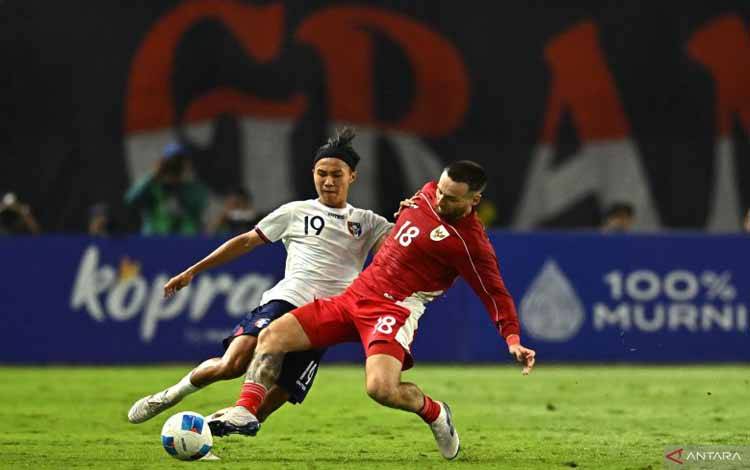 Pesepak bola Timnas Indonesia Marc Klok (kanan) berebut bola dengan pesepak bola Taiwan Wu Yu Fan dalam FIFA Matchday di Stadion Gelora Bung Tomo, Surabaya, Jawa Timur, Jumat (5/9/2025). Timnas Indonesia mengalahkan Timnas Taiwan dengan skor 6-0. (ANTARA FOTO/Sigid Kurniawan)