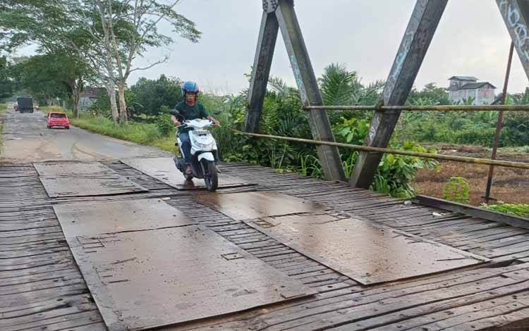 Warga Bandingkan Kondisi Jembatan Patah yang Tak Kunjung Diperbaiki dengan Jembatan Lenggana