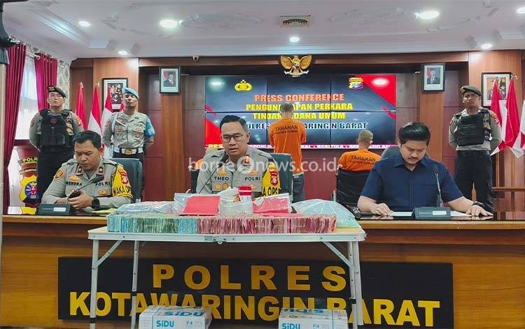 Kapolres Kobar AKBP Theodorus Priyo Santoso saat menggelar Press conference kasus perampokan modus pecah kaca mobil, Sabtu, 6 September 2025.