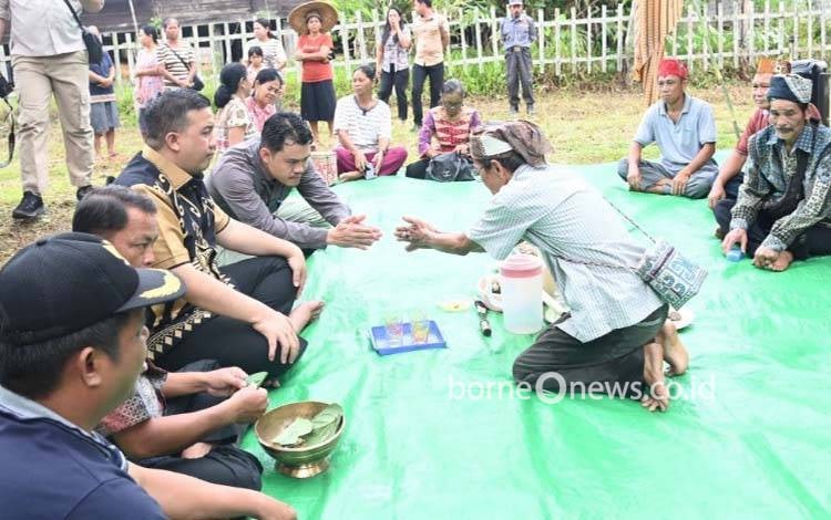 Bupati Lamandau Serap Aspirasi Warga Kinipan dalam Kunjungan Kerja