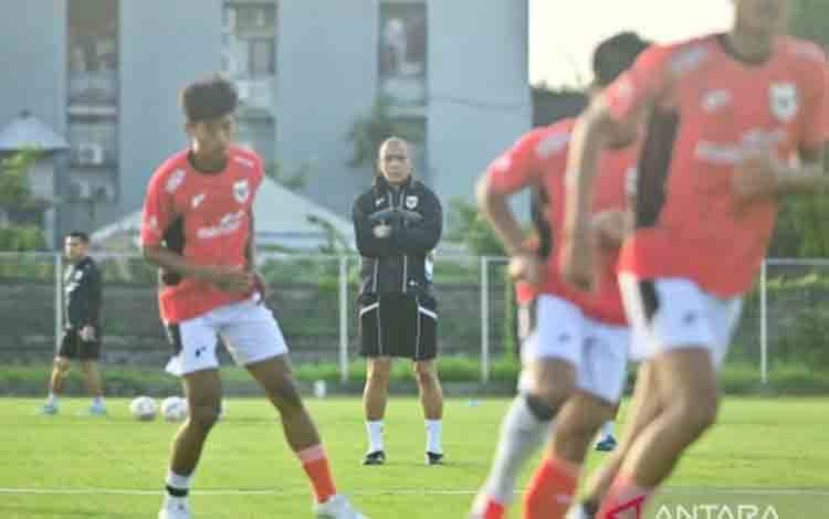 Pelatih Timnas U-17 Indonesia Nova Arianto (tengah) memimpin pemusatan latihan di lapangan Gelora Samudra, Badung, Bali, Selasa (8/7/2025). Timnas Indonesia U-17 mulai melakukan pemusatan latihan di Bali sebagai persiapan menjelang Piala Dunia U-17 2025 di Qatar. ANTARA FOTO/Fikri Yusuf/agr