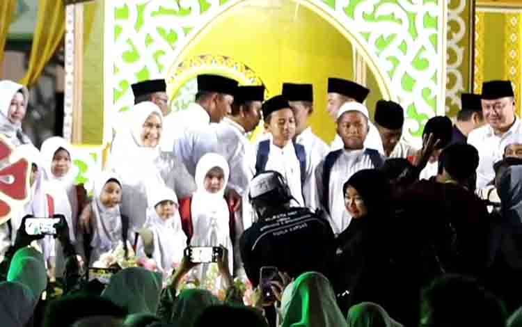 Pencanangan "Kapuas Mengaji" ditandai secara simbolis dengan penyerahan tas kepada beberapa siswa oleh jajaran Pemkab Kapua dalam acara penutupan MTQ ke-47 Kabupaten Kapuas di Halaman Masjid Al Mukarram, Kuala Kapuas, Sabtu malam, 6 September 2025. (FOTO: YANUR)