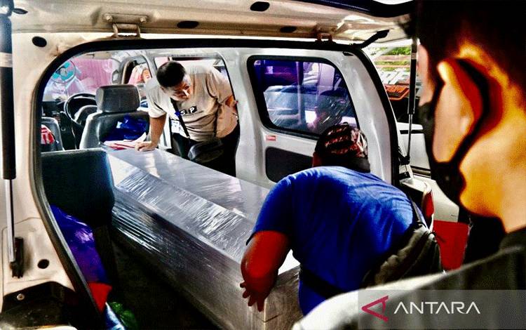 Petugas memasukkan peti berisi jenazah korban kecelakaan Helikopter BK117 D3 ke dalam ambulans untuk dipulangkan ke negara asal melalui Bandara Internasional Syamsudin Noor Banjarbaru saat pelepasan di Rumah Sakit Bhayangkara Banjarmasin, Kalimantan Selatan, Minggu (7/9/2025). ANTARA/Tumpal Andani Aritonang