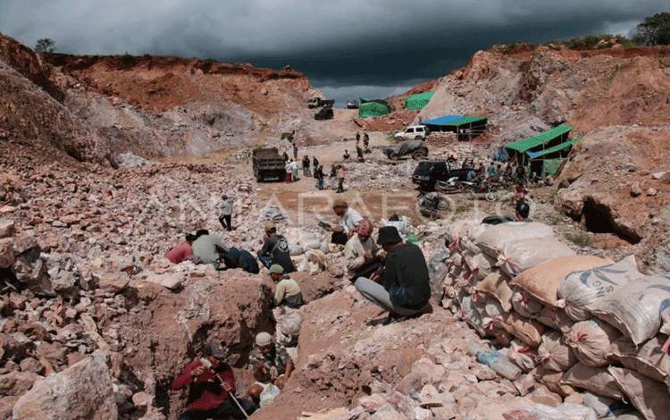Warga menambang material yang diduga mengandung emas di kawasan perbukitan Sekotong, Lombok Barat, NTB, Rabu (9/7/2025). Pemerintah Kabupaten Lombok Barat berupaya meningkatkan perekonomian masyarakat dengan berencana membuat legalitas sejumlah kawasan perbukitan Sekotong sebagai tambang rakyat ramah lingkungan tanpa menggunakan merkuri melalui sistem kelola dibawah kendali koperasi. (ANTARA FOTO/Dhimas Budi Pratam/sgd/wpa.)