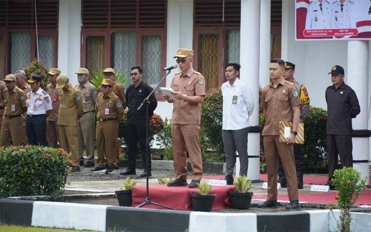 Sekda Lamandau, M Irwansyah membacakan sambutan pada Apel Kebangsaan?di halaman Kesbangpol, Senin, 8 september 2025. (FOTO: ISTIMEWA)