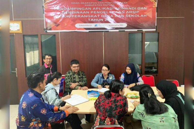Disarpustaka Kapuas mendampingi DPMD Kapuas dalam penggunaan Srikandi di Kuala Kapuas, Senin (8/9/2025). ANTARA/HO-Disarpustaka Kapuas