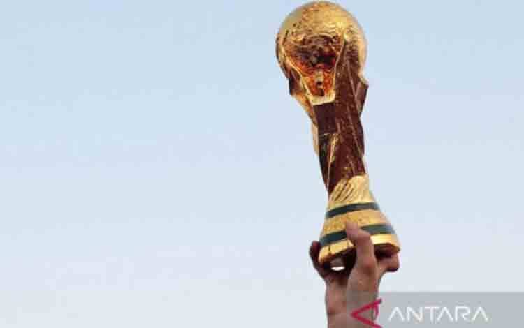 Suporter timnas Tunisia membawa replika trofi Piala Dunia saat berkumpul di Souq Waqif Qatar (11/11/2022). Laga pertama Piala Dunia akan mempertemukan tuan Qatar melawan Ekuador di Stadion Al Bayt pada 20 November 2022. ANTARA FOTO/REUTERS/Amr Abdallah Dalsh/aww.