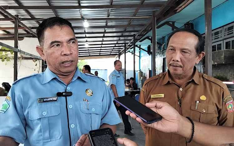 Direktur Perumdam Tirta Arut Sapriansyah dan Asisten I Setda Kobar, Tengku Alisjahbana usai kegiatan pembahasan nota kesepahaman Sistem Penyedia Air Minum (SPAM) Kotawaringin Lama - Riam Durian bersama Dirjen Sumber Daya Air Kementerian PU, Selasa, 9 September 2025