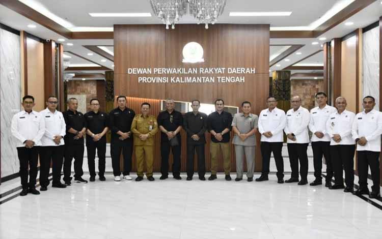 Ketua DPRD Kalteng Arton S Dohong berfoto bersama peserta Praktik Kerja Dalam Negeri (PKDN) dari Sekolah Pimpinan Tinggi (Sespimti) Polri Dikreg ke - 34 Gelombang I Tahun Anggaran 2025 (Foto : IST)