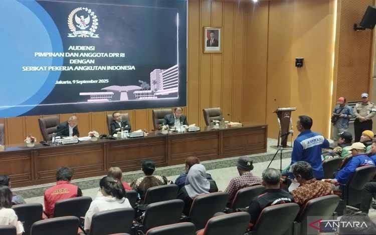 Serikat Ojol Mengadu ke Pimpinan DPR Desak Prabowo Teken Perpres