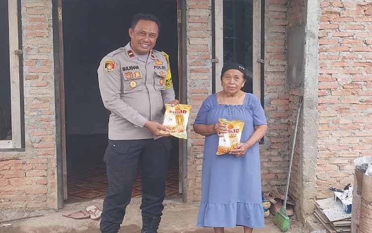 Polsek Dusun Timur Salurkan Bantuan Benih Jagung untuk Dukung Ketahanan Pangan