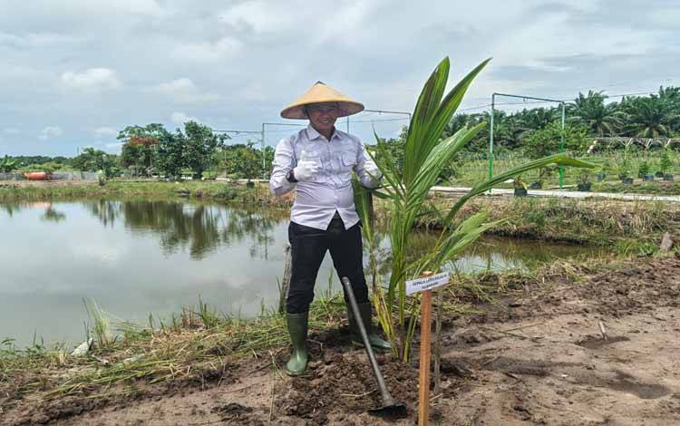Lapas Sukamara Bersama Forkompida Laksanakan Penanaman Pohon Kelapa