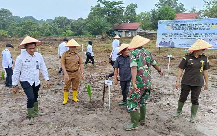 Rutan Tamiang Layang Tanam 115 Pohon Kelapa Dukung Ketahanan Pangan Nasional