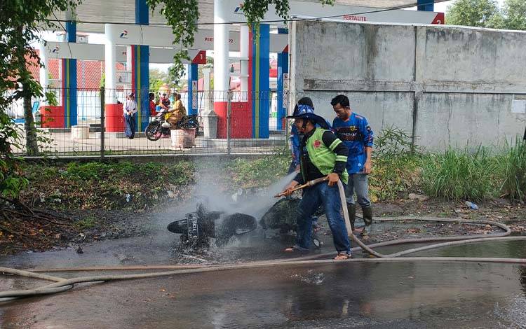 Motor Suzuki Spin Terbakar Usai Isi BBM di SPBU Palangka Raya