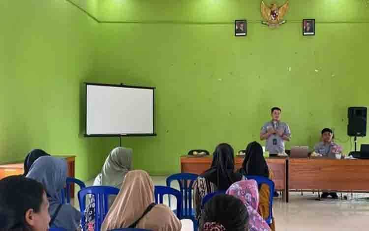 Petugas Disdukcapil Bantu Warga Aktifkan IKD Lewat Program Jemput Bola di Desa Jangkar Prima dan Mekar Mulya pada Senin, 8 September 2025. (FOTO: ISTIMEWA)