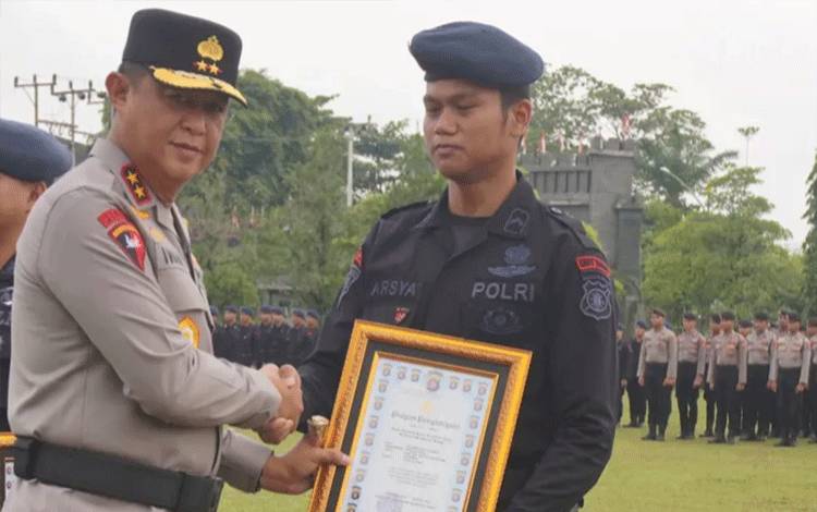 Personel Brimob Polda Kalteng Raih Penghargaan Atas Prestasi di Kapolri Cup 2025