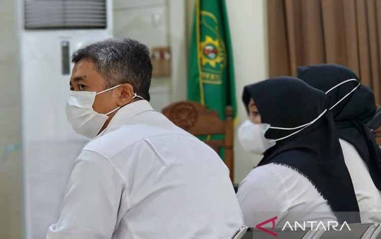 Ketua Program Studi Anestesiologi Fakultas Kedokteran Universitas Diponegoro Semarang Taufik Eko Nugroho (kiri) saat menjalani sidang di PN Semarang, Rabu (10/9/2025). ANTARA/I.C. Senjaya