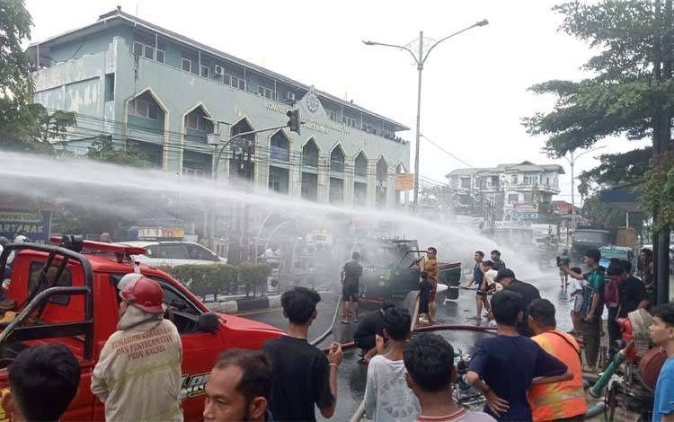 Mobil Pikap Terbakar di Depan Starbucks Banjarmasin, Lalu Lintas Menuju Palangka Raya Macet Parah