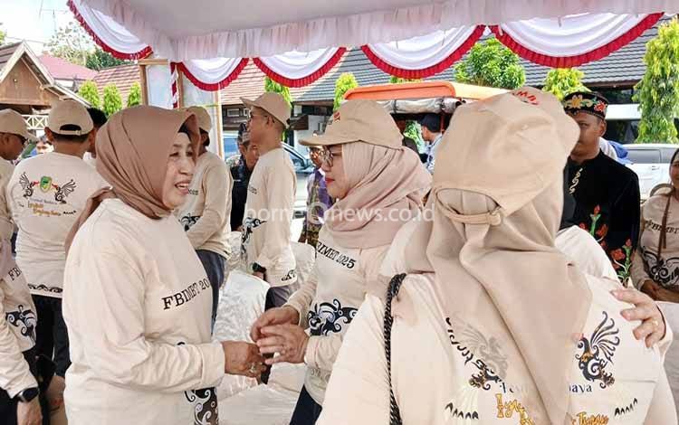 Ketua DPRD Barito Utara, Hj Mery Rukaini menghadiri pembukaan Festival Budaya Iya Mulik Bengkang Turan (IMBT) tahun 2025 di arena Tiara Batara. (Foto: Dhani)