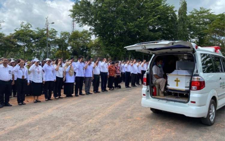 Pemkab Kapuas Gelar Upacara Penghormatan Terakhir untuk Kepala Disdukcapil