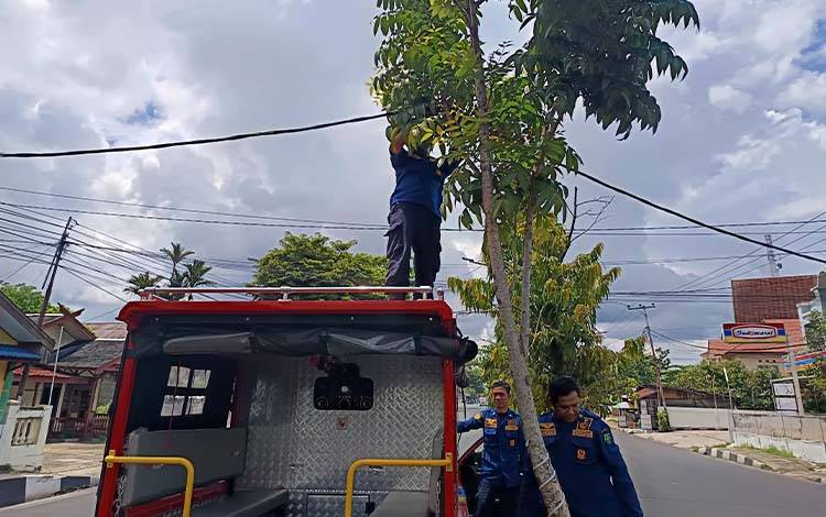 Kabel PLN Melengkung Rendah di Jalan Ahmad Yani Kapuas, Warga dan Pengendara Khawatir
