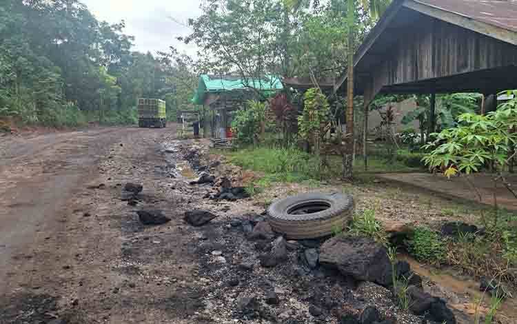 Warga Desa Didi Barito Timur Keluhkan Batubara Berserakan di Jalan