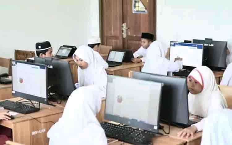Para siswa Sekolah Dasar Islam Terpadu (SDIT) Al Amin Kapuas sat mengikuti gladi bersih ANBK di SDIT Al Amin, Kuala Kapuas, Rabu, 10 September 2025. (FOTO: Yayasan Al Amin Kuala Kapuas)
