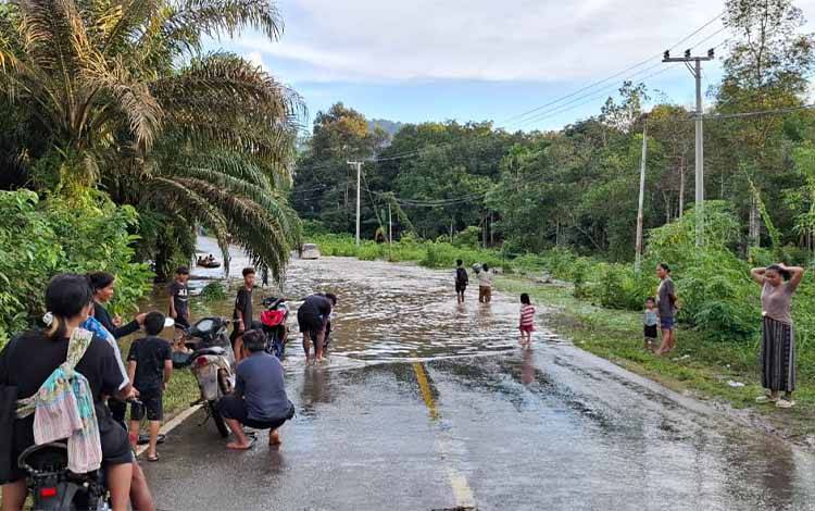 Jalan Lintas Trans Kalimantan Terendam Banjir Akibat Luapan Sungai di Lamandau