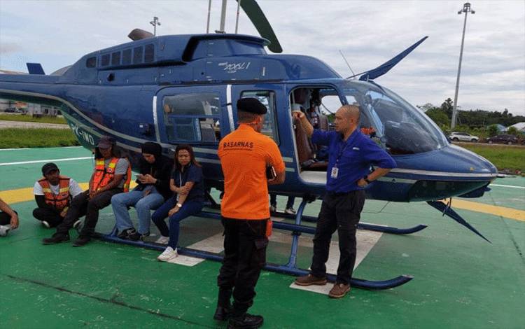 SAR Kerahkan Dua Helikopter Evakuasi Korban Kecelakaan Heli