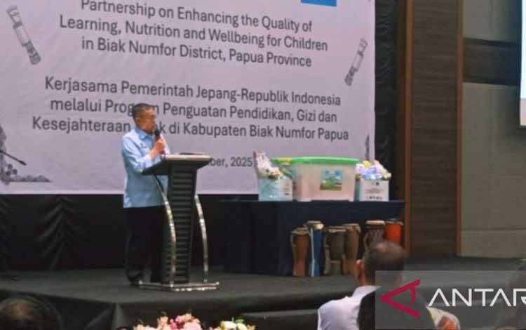 Sekretaris Utama Badan Gizi Nasional Brigjen (Purn) Suwarno memberikan pengaruh di Biak, Papua pertemuan dengan UNICEF dan Dubes Jepang Masaki Yasushi di Distrik Biak Kota, Kabupaten Biak Numfor, Papua,Kamis (11/9).ANTARA/Muhsidin (foto)