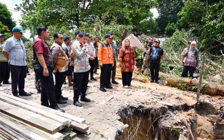 Bupati Kobar Tinjau Lokasi Banjir dan Longsor di Kecamatan Kumai