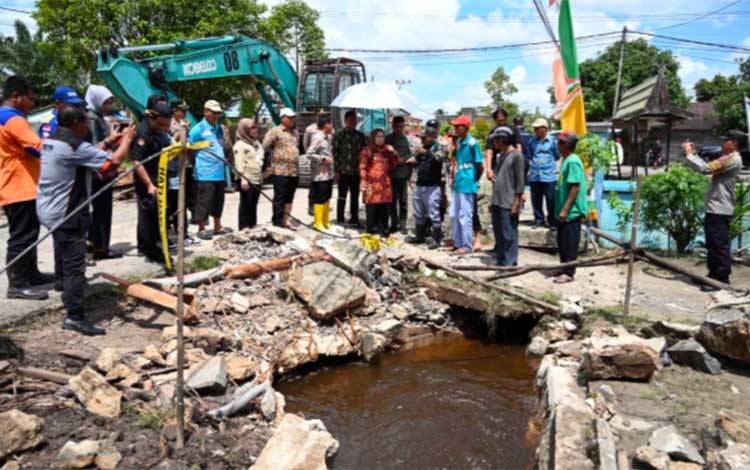 Bupati Kobar Hj Nurhidayah meninjau lokasi pasca banjir di Kecamatan Kumai, Kamis, 11 September 2025.