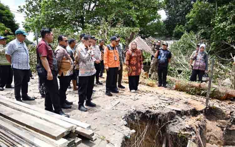 Bupati Kobar Tinjau Lokasi Longsor dan Banjir di Kumai, Warga Diimbau Hidupkan Gotong Royong
