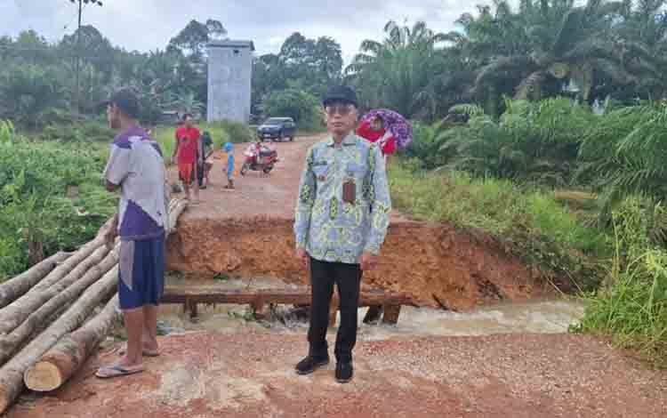 Hujan Deras Putuskan Jalan Penghubung Antar-desa di Telaga Antang Kotim