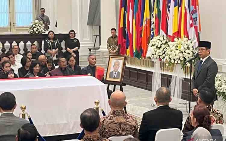 Menteri Luar Negeri (Menlu) RI Sugiono menyampaikan sambutannya pada acara penghormatan terakhir kepada mendiang Zetro Leonardo Purba di Gedung Pancasila Kemlu RI, Jakarta, Kamis (11/9/2025). (ANTARA/Nabil Ihsan)