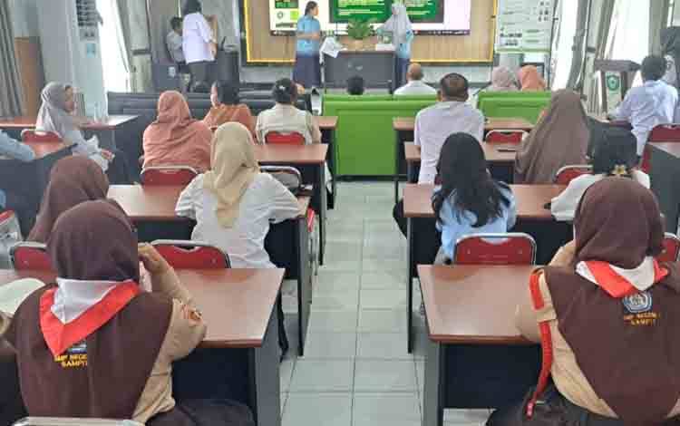 Dua pelajar SMPN 1 Sampit sedang melakukan simulasi presentasi penelitian di Kantor Disdik Kotawaringin Timur. (FOTO: IST)