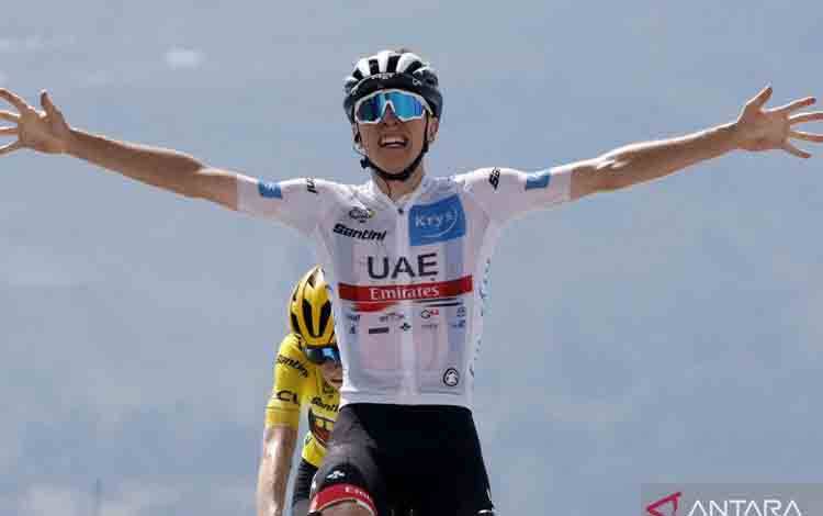 Pebalap sepeda dari UAE Team Emirates Tadej Pogacar merentangkan kedua tangannya saat melintas garis finish untuk memenangi etape 17 Saint-Gaudens - Peyragudes, Tour de France, Prancis, Rabu (20/7/2022). ANTARA FOTO/REUTERS/Gonzalo Fuentes/foc.
