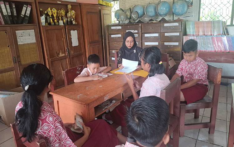 Penelitian Dosen FKIP UPR Dorong Literasi Cerita Rakyat di SDN Bukit Rawi 1