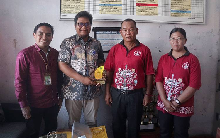 Dosen FKIP UPR Teliti Ketersediaan Buku Cerita Rakyat di SDN Tuwung 1