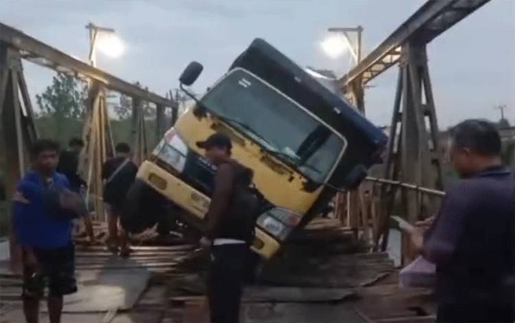 Truk Terperosok di Jembatan Alternatif Sei Lenggana, Arus Lalu Lintas Terhambat