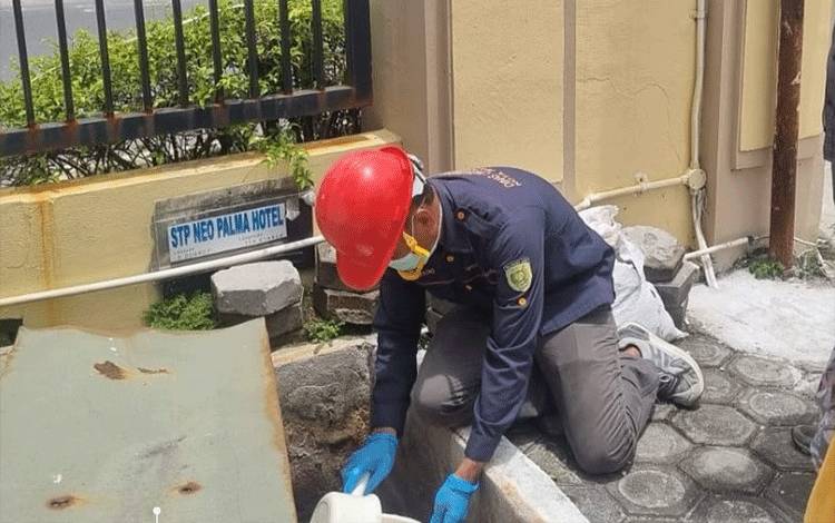 DLH Palangka Raya Lakukan Sampling Air Limbah di Hotel Neo