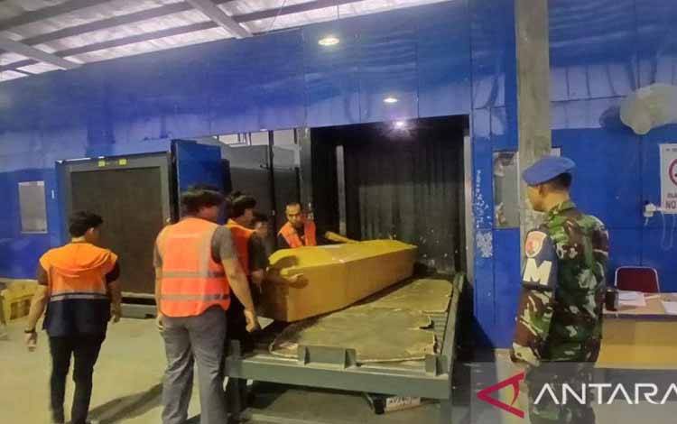 Peti jenazah salah satu korban kecelakaan Helikopter Intan Angkasa PK-IWS saat tiba di Bandara Mozes Kilangin Timika, Jumat (12/9/2025). Jenazah Pilot Eko Puja Sulandhono, sedangkan jenazah Teknisi Sudirman dan penumpang atas nama Hermanto diterbangkan ke Makassar. Sementara jenazah penumpang atas nama Zulkifli Kurniawan diterbangkan ke Biak. ANTARA/Evarianus Supar