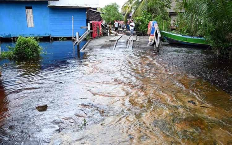 Bupati Kobar Tekankan Normalisasi Sungai Untuk Atasi Banjir